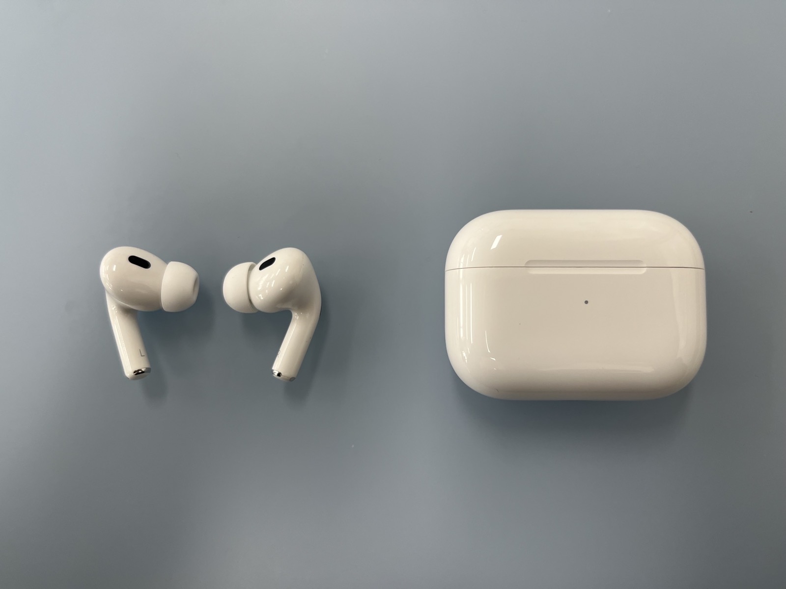 AirPods Pro 二代耳机与充电盒