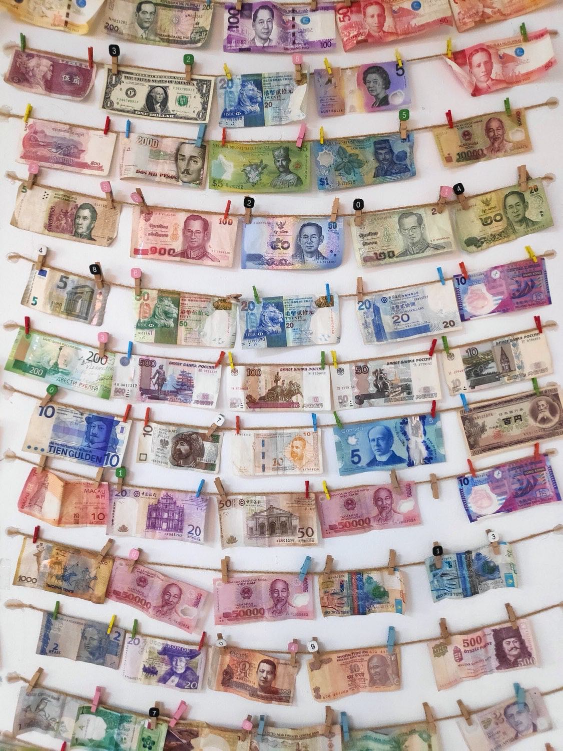 不同国家的纸币陈列在一起