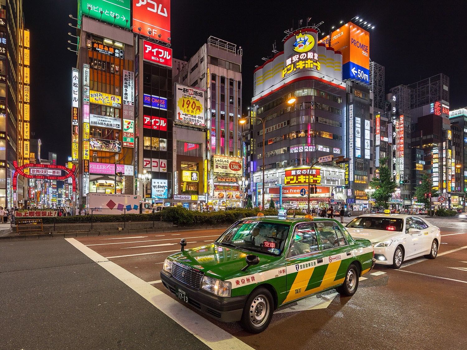 夜晚新宿靖国大道上的出租车